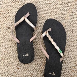 Sanuk Women’s Thong Flip Flops Rose Gold Strap Size 8